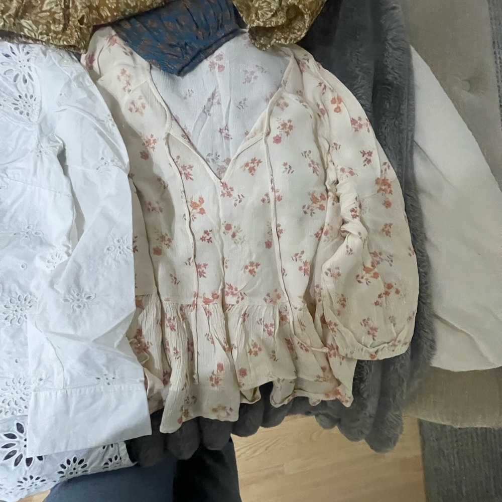 Assorted 16 Women's Blouses Collection - Picture 2 of 16